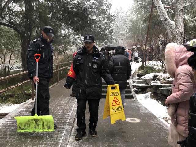 新京报：雪落京城景山公园成热门打卡地，有市民摸黑排队等开园
