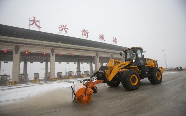 新京报@今起北京高速入口不停车称重设备启用 货车超载将劝返