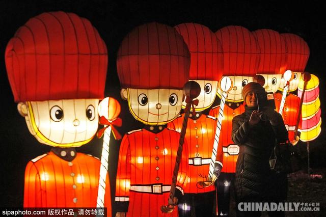 「中国日报网」中国传统元素大放异彩 乌克兰基辅举行灯展吸引游客