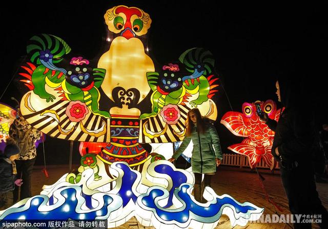 「中国日报网」中国传统元素大放异彩 乌克兰基辅举行灯展吸引游客