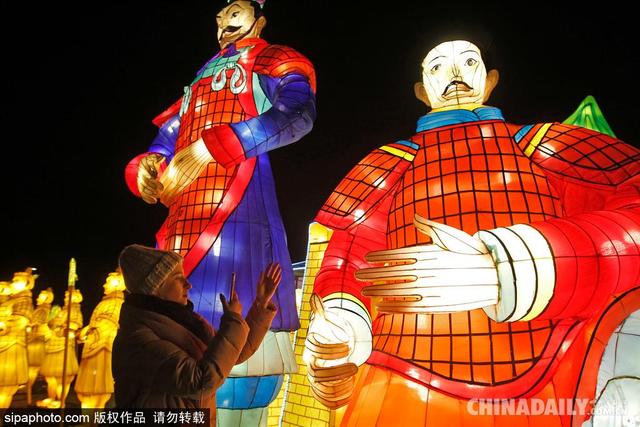 「中国日报网」中国传统元素大放异彩 乌克兰基辅举行灯展吸引游客