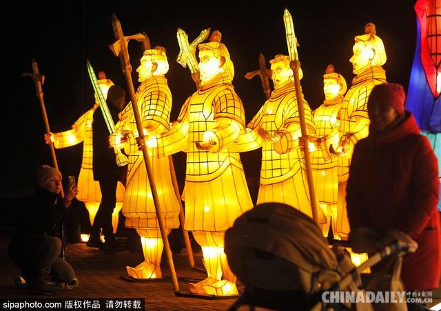 「中国日报网」中国传统元素大放异彩 乌克兰基辅举行灯展吸引游客