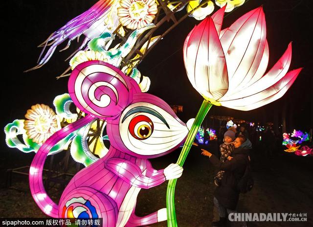 「中国日报网」中国传统元素大放异彩 乌克兰基辅举行灯展吸引游客
