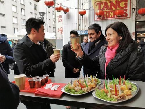 「中国侨网」巴黎市长走访华人超市 谈法国热点问题