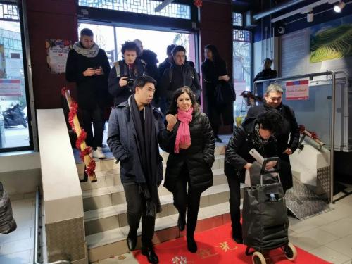 「中国侨网」巴黎市长走访华人超市 谈法国热点问题