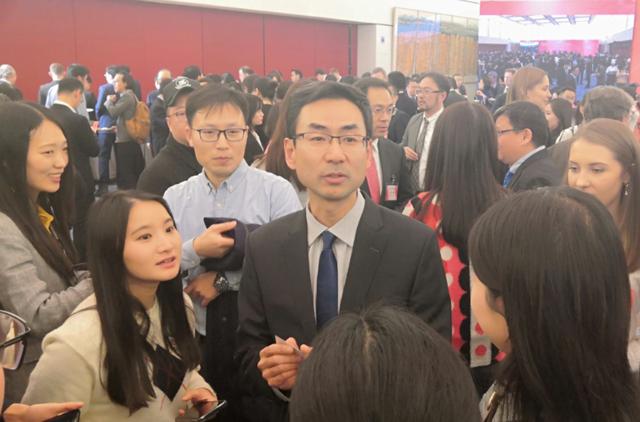 南方都市报@“淡定姐”变“女粉丝”，在国新办招待会上演！原来是因为他