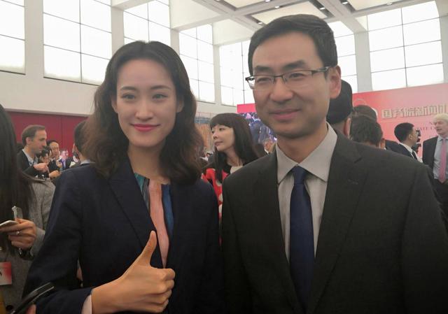 南方都市报@“淡定姐”变“女粉丝”，在国新办招待会上演！原来是因为他