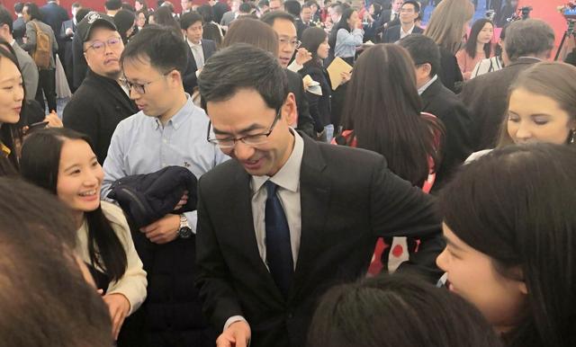 南方都市报@“淡定姐”变“女粉丝”，在国新办招待会上演！原来是因为他