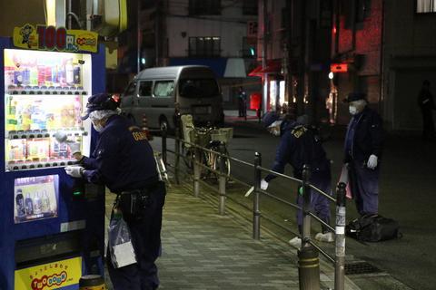 「海外网」日本山口组成员当街按倒持菜刀男子 扭送警方
