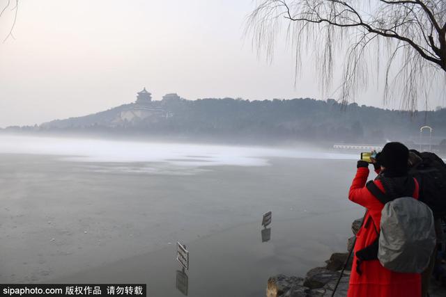 人民网■北京颐和园景区雪后惊现平流雾奇观 云雾飘渺宛如仙境
