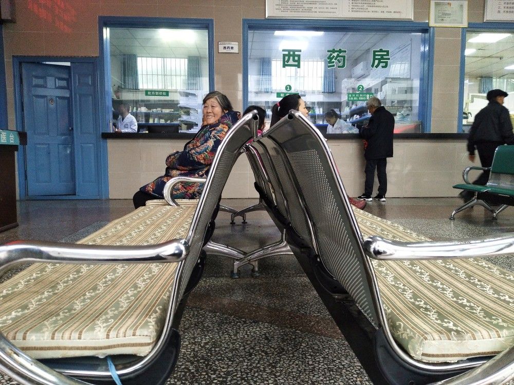 这样的冬天真暖! 巴中一家医院铁椅穿上棉裤