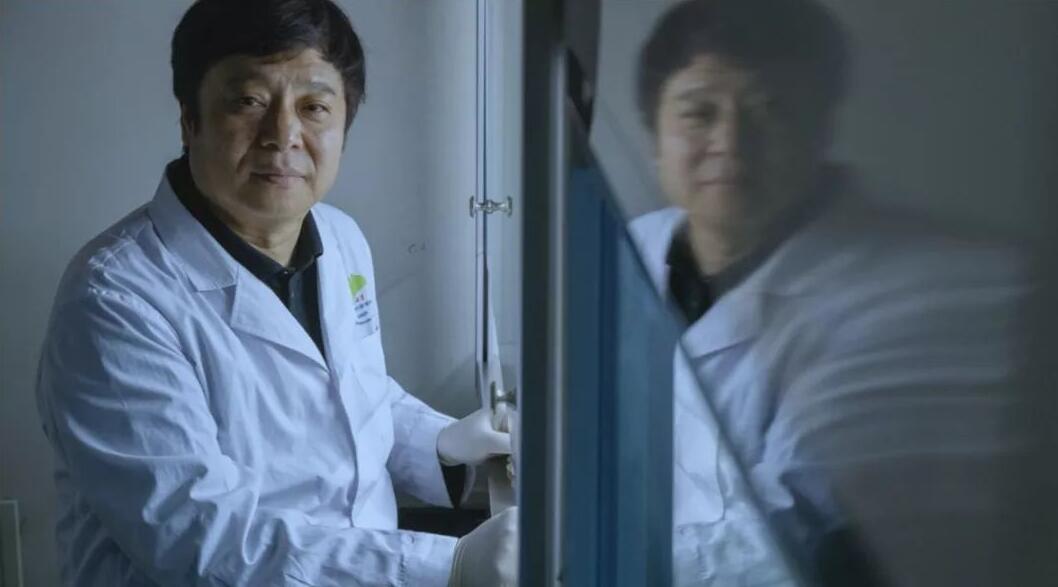 [文汇报]英国《自然》杂志网站今天凌晨公布了2019年度影响世界的十大科学人物，中国科学家邓宏魁入选