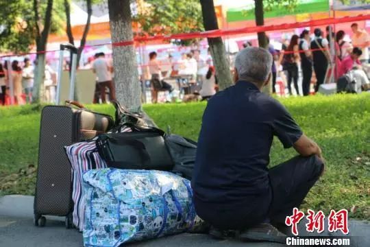#中国新闻社#父母在，你永远是孩子