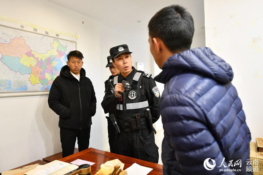 [人民网-云南频道]跟着特警去巡逻