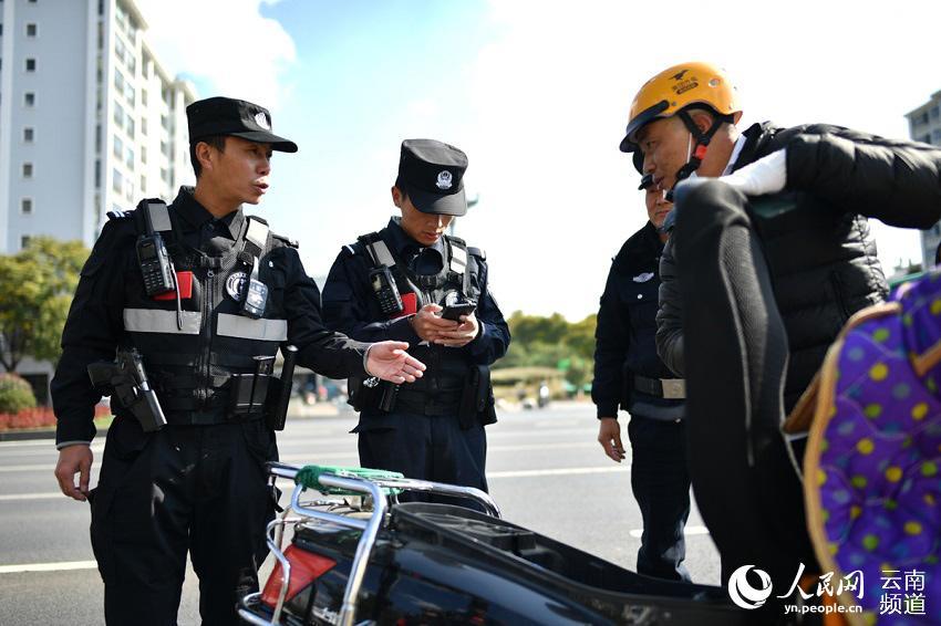 [人民网-云南频道]跟着特警去巡逻