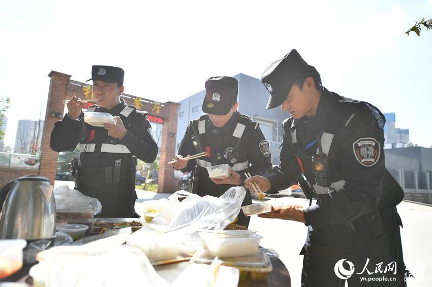 [人民网-云南频道]跟着特警去巡逻