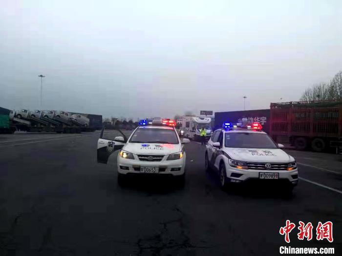 中国新闻网■女童病情危急牵动四方 豫冀京高速交警千里护送打开生命通道