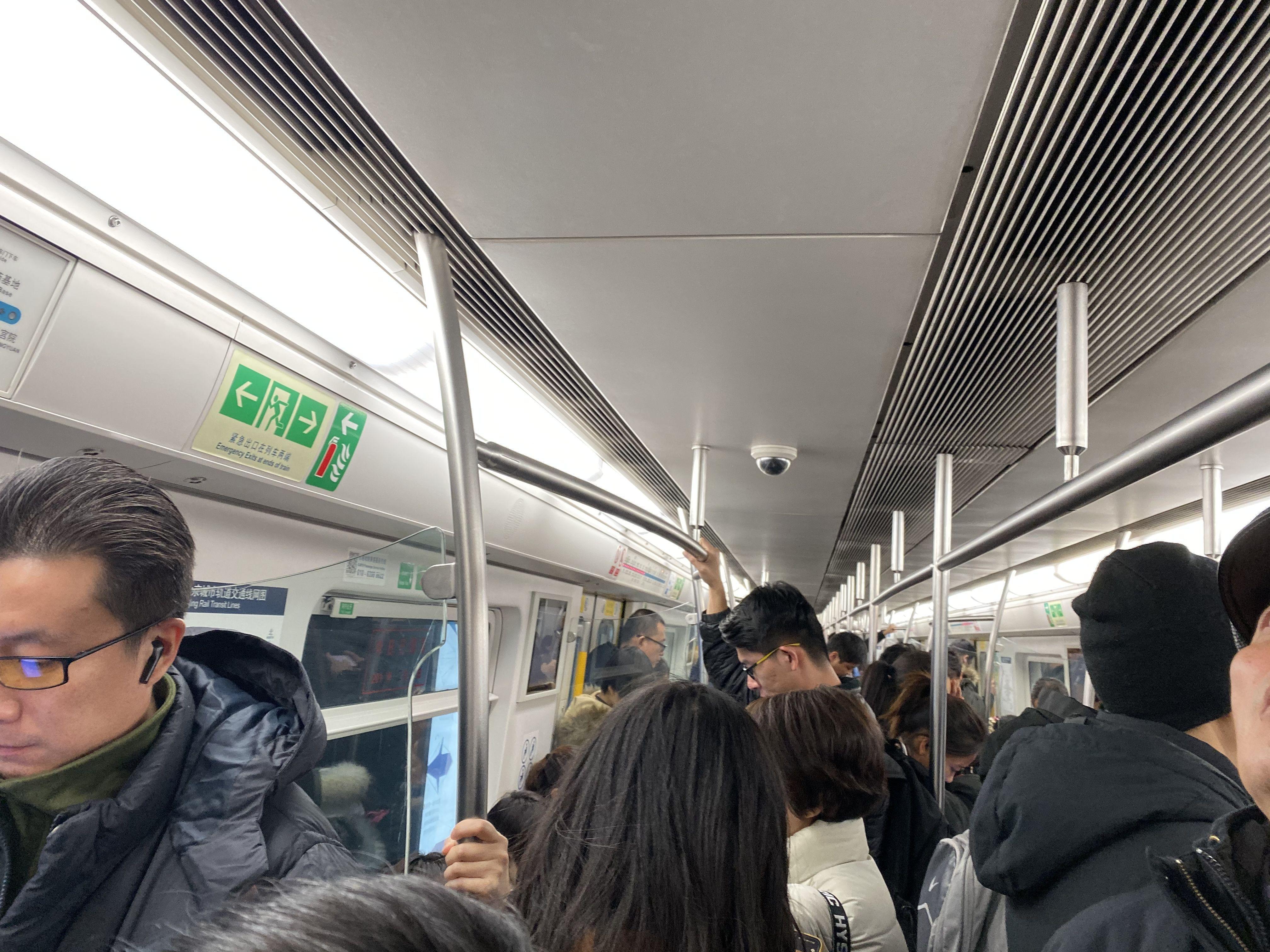 新京报：地铁扶杆太高没拉环？北京地铁：正讨论加装拉环