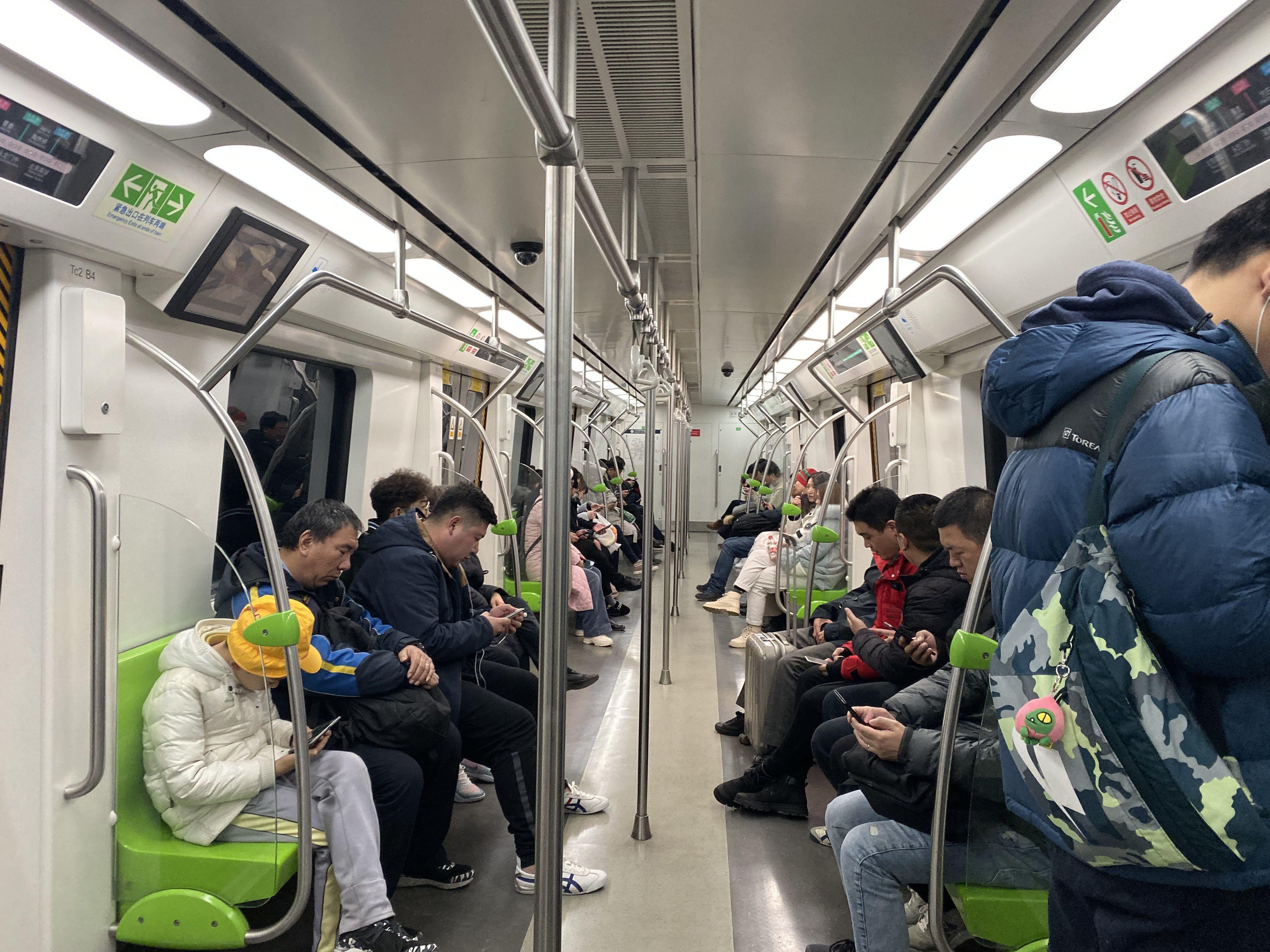 新京报：地铁扶杆太高没拉环？北京地铁：正讨论加装拉环