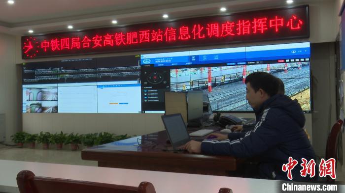 「中国新闻网」自主高效国产铺轨机为合安高铁保驾护航