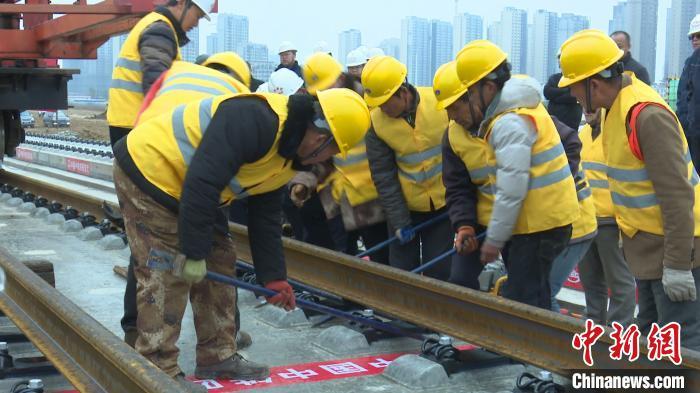 「中国新闻网」自主高效国产铺轨机为合安高铁保驾护航