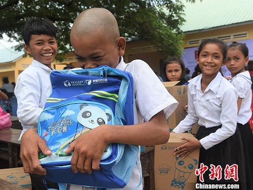 中国新闻网：中国扶贫基金会在柬发放“爱心包裹”三万余小学生受益