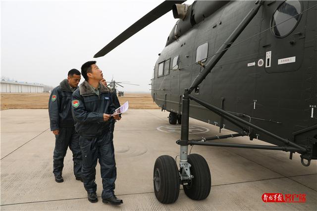 [中国军网]第80集团军某陆航旅组织多机型编队飞行训练