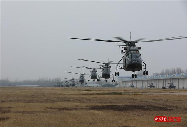 [中国军网]第80集团军某陆航旅组织多机型编队飞行训练
