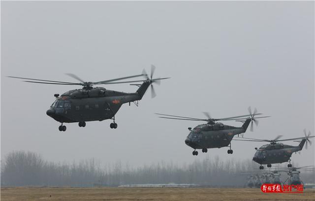[中国军网]第80集团军某陆航旅组织多机型编队飞行训练