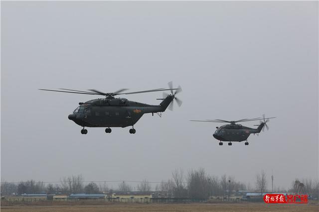 [中国军网]第80集团军某陆航旅组织多机型编队飞行训练