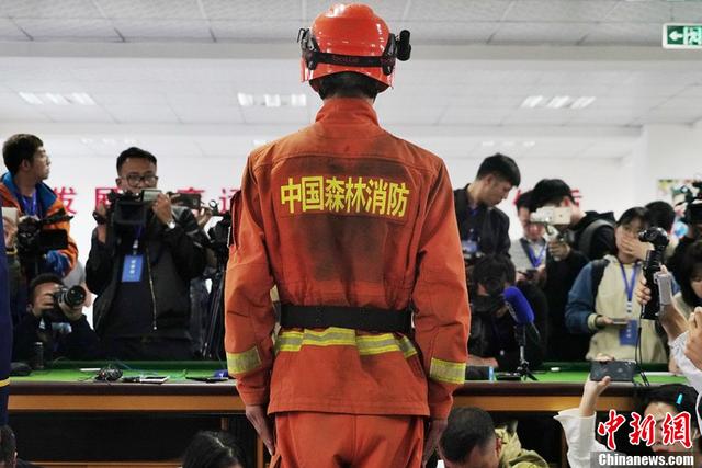 【中青在线】2019影像故事盘点·社会篇