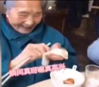 [文汇报]最爱火锅配白酒，“神仙奶奶”九十九！孙女记录99岁奶奶日常，网友羡慕哭了