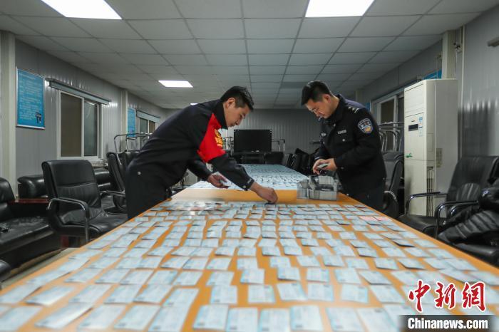「中国新闻网」农历小年火车票今开抢！官方部署打击票贩子、座霸