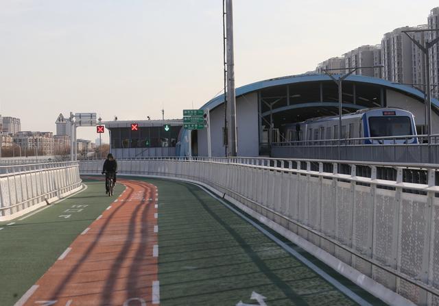 #新京报#北京首条自行车专用路通行人次破百万