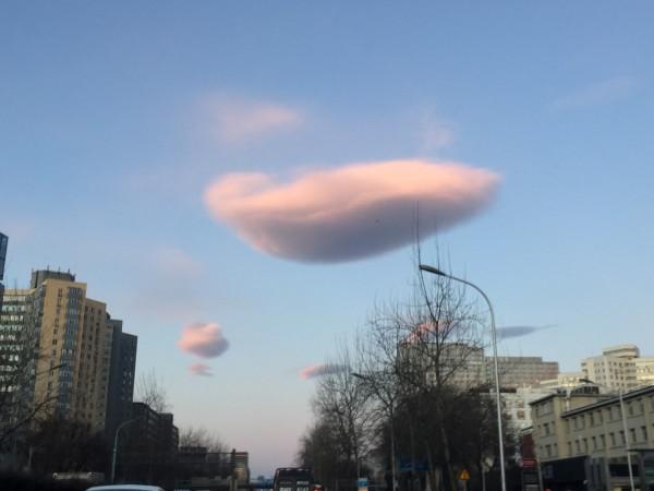 新民网@北京上空惊现粉色“飞碟云”，气象部门：属高积云，形似豆荚