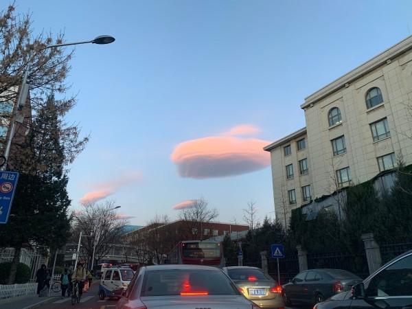 新民网@北京上空惊现粉色“飞碟云”，气象部门：属高积云，形似豆荚