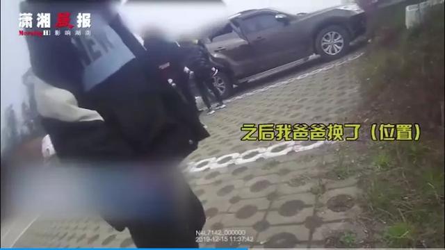 「新闻晨报」“我妈老是开车打电话，罚款三次了！”当萌娃遇上交警，说的肯定都是大实话