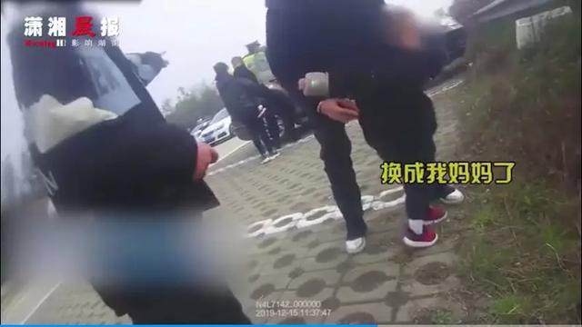「新闻晨报」“我妈老是开车打电话，罚款三次了！”当萌娃遇上交警，说的肯定都是大实话