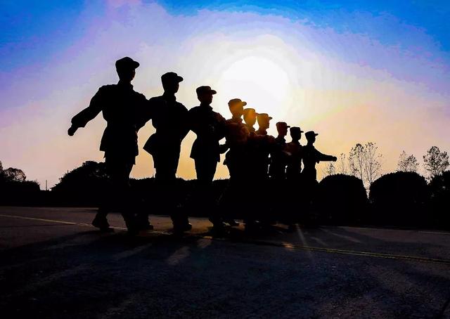 好看的军旅剪影送你要不要当桌面