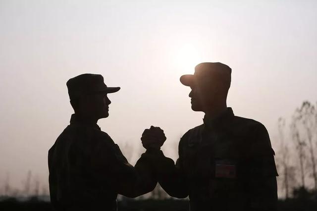中国军网■好看的军旅剪影送你，要不要当桌面？
