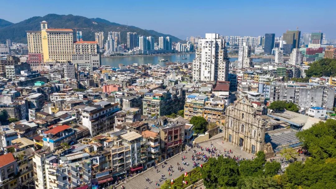 1999年12月20日,中国人民解放军驻澳门特区部队进驻澳门,受到澳门