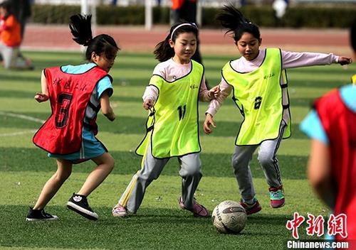 [中国新闻网]全国已认定2.7万所校园足球特色学校