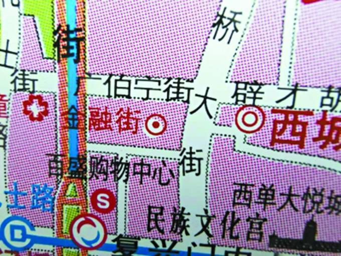 [北京日报客户端]有乘客反映：北京公交站地图上的这俩错误 6年3次印刷仍未
