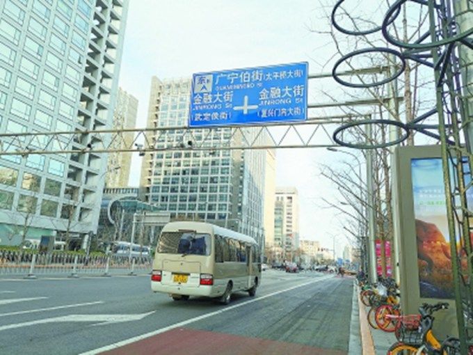 [北京日报客户端]有乘客反映：北京公交站地图上的这俩错误 6年3次印刷仍未