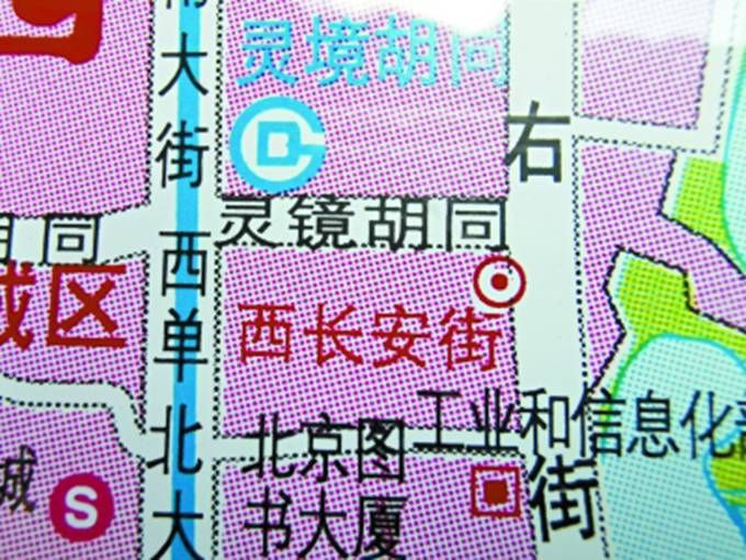 [北京日报客户端]有乘客反映：北京公交站地图上的这俩错误 6年3次印刷仍未
