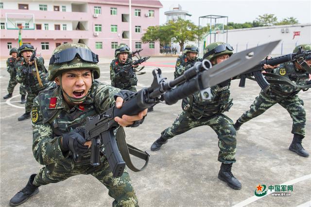 兩名武警官兵在進行擒敵對抗訓練.