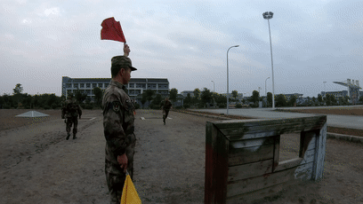 【中国军网】都说400米障碍是“会呼吸的痛”，兵哥咋还跑出哲理来了？