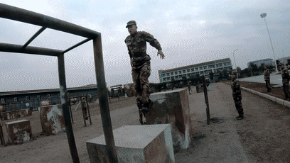 【中国军网】都说400米障碍是“会呼吸的痛”，兵哥咋还跑出哲理来了？