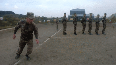 【中国军网】都说400米障碍是“会呼吸的痛”，兵哥咋还跑出哲理来了？