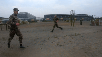 【中国军网】都说400米障碍是“会呼吸的痛”，兵哥咋还跑出哲理来了？